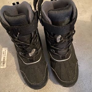 Snow boots for kids US size 1. In excellent condition